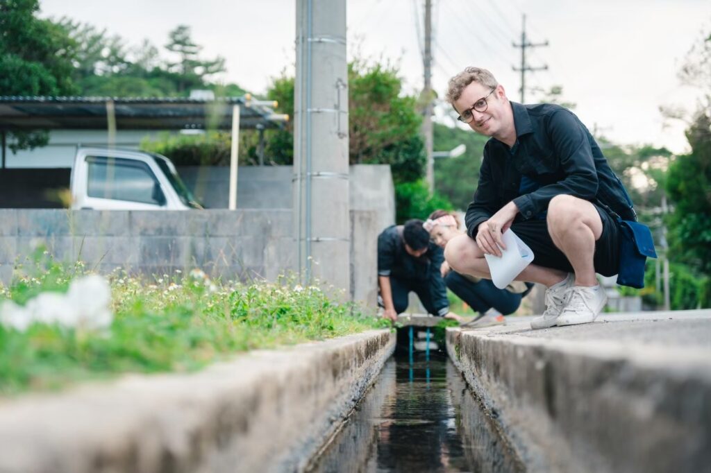 大人になっても水遊びは楽しいものだ